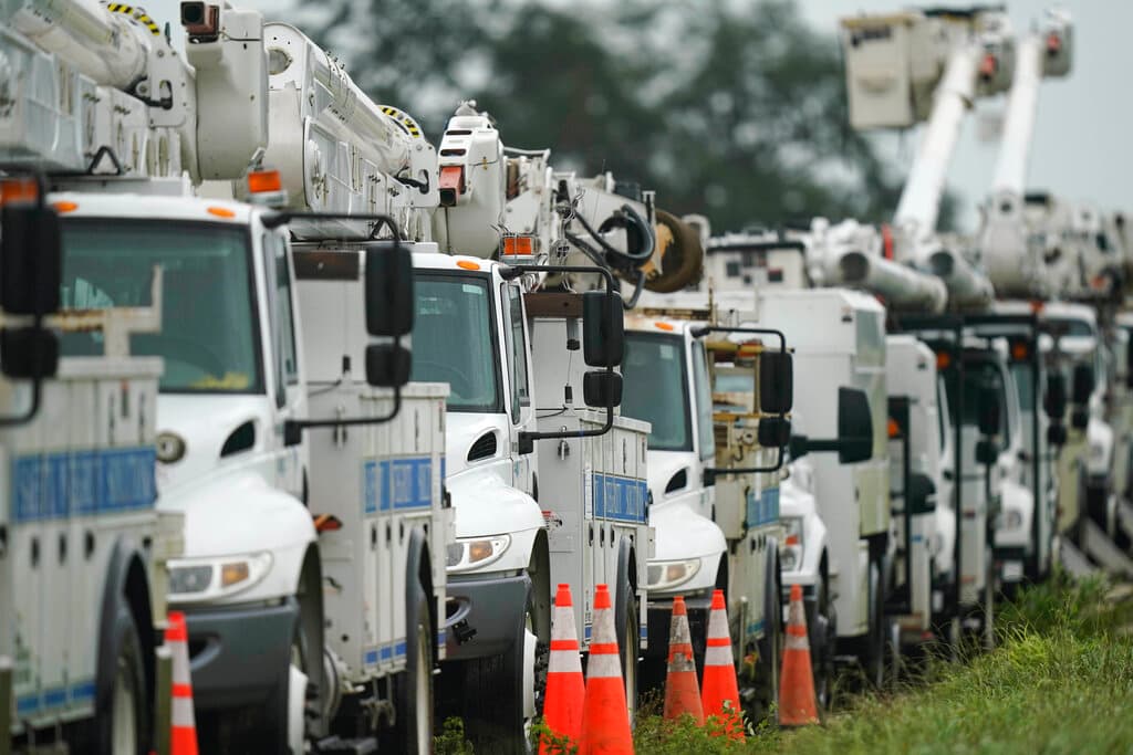 La Agencia Federal de Manejo de Emergencias (FEMA) indicó el miércoles que 18 de los 67 condados de Florida habían declarado la emergencia desde el lunes en previsión al embate de Ian. El presidente 
<a href="https://www.univision.com/shows/noticiero-univision/combustible-comida-equipos-de-emergencias-y-mas-las-ayudas-del-gobierno-federal-para-florida-tras-la-llegada-de-ian-video" target="_blank">Biden ordenó a las agencias federales prestar la ayuda necesaria al estado</a> para asistir a los afectados por el huracán.