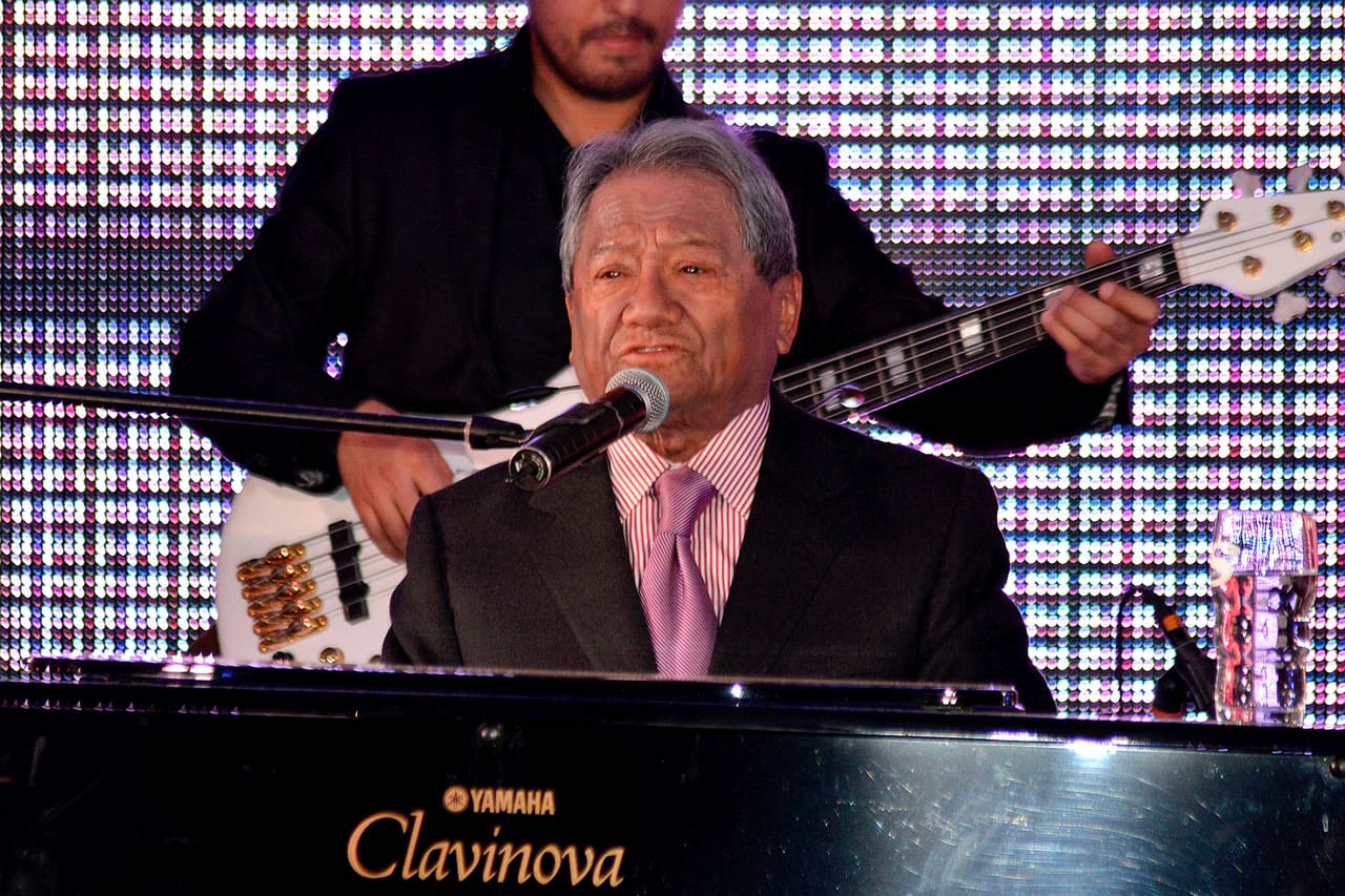 "Nosotros nos hablábamos todos los días para decir que nos amábamos mucho, todavía hablé con él varias veces en el hospital hasta que le quitaron el teléfono porque le prohibieron usarlo, luego lo intubaron, le hicieron su diálisis, y siguió luchando.
<b> <a href="https://www.univision.com/famosos/armando-manzanero-muerte-famosos-lo-despiden-fotos" target="_blank">Tenía muchas ganas de vivir</a></b>, tenía otros planes”, mencionó.