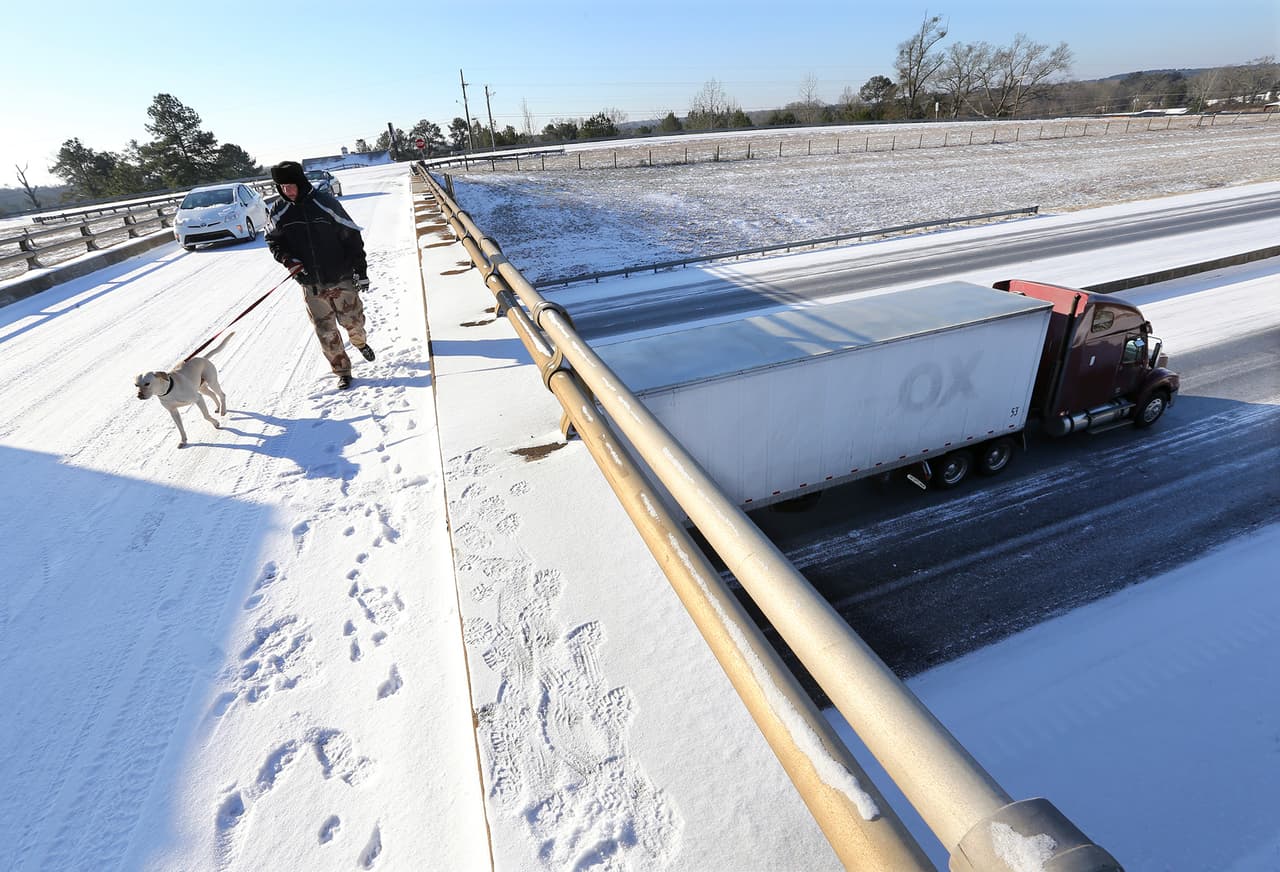 Un remolque permanece atascado en el hielo en la autopista I-20, en Covington, Georgia.