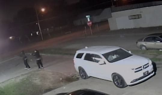 La Unidad de Homicidios del Departamento de Policía de Dallas solicita la asistencia del público para determinar la identidad de los sospechosos en las fotos.