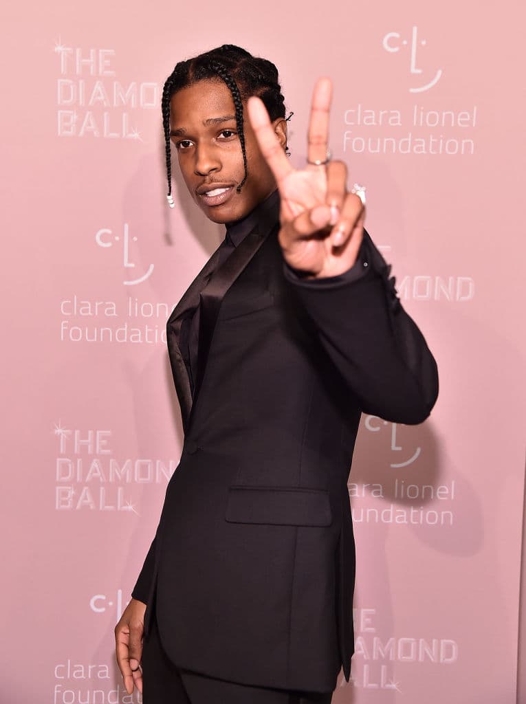 El portal TMZ reportó que el cantante puede salir de Suecia mientras espera el veredicto, el cual será anunciado el próximo 14 de agosto. Las otras dos personas acusadas con el mismo cargo también quedaron libres.