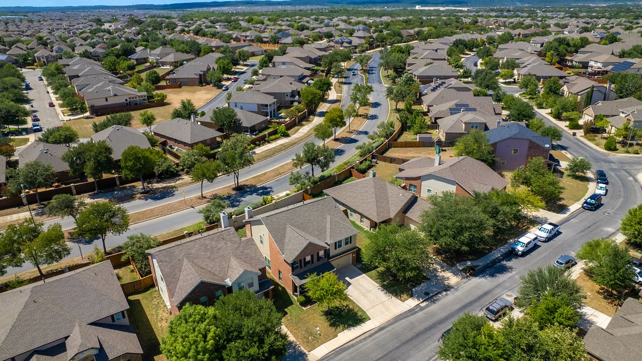 Los precios de la vivienda sí son elevados en Frisco y se estima que el precio promedio de una casa en venta es de 725 mil dólares, aproximadamente 252 dólares por pie cuadrado, según un estimado de casas enlistadas en venta.
<br>