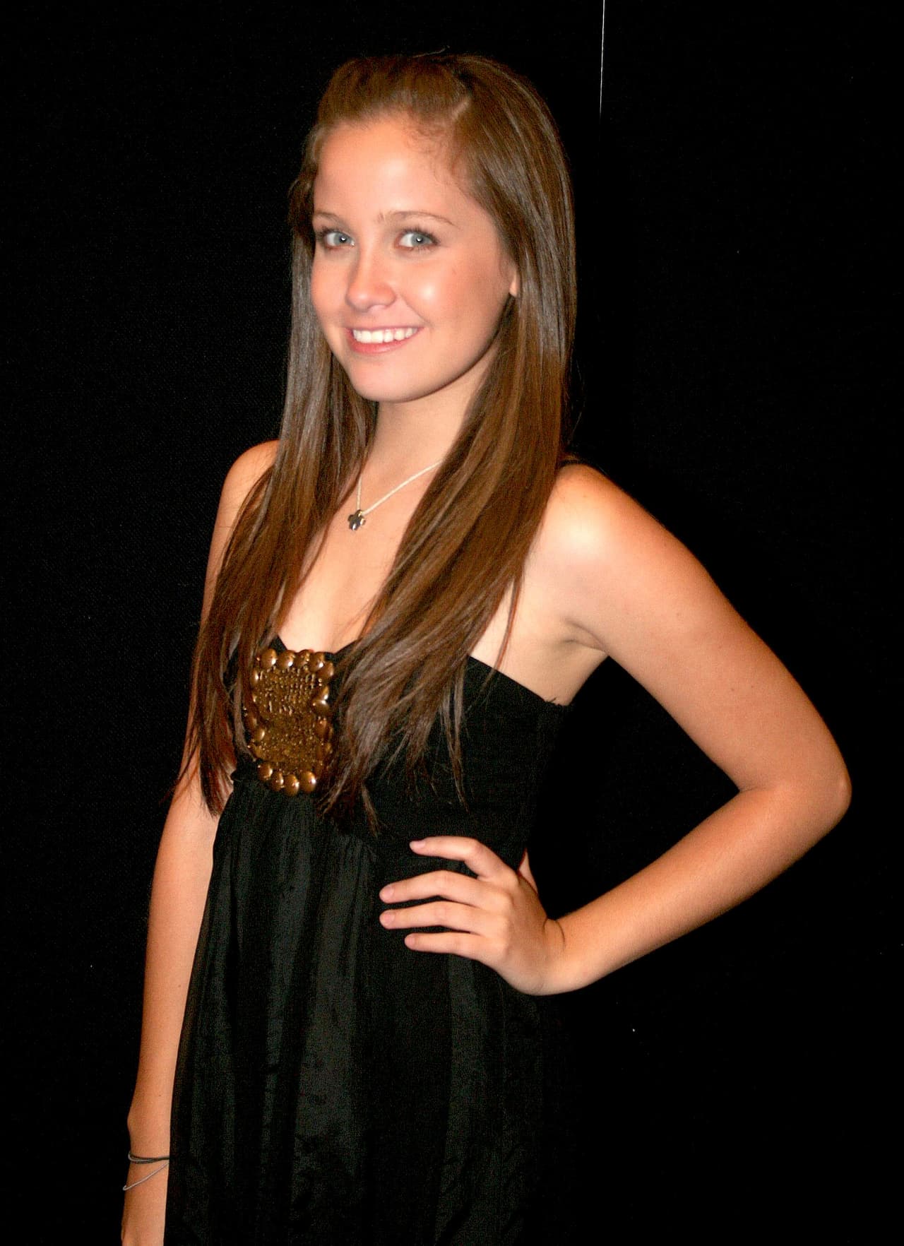 Natasha Dupeyrón comenzó su carrera desde niña dentro de las telenovelas infantiles, cuando esta historia juvenil llegó a sus manos ya tenía 14 años de experiencia en los foros de televisión.