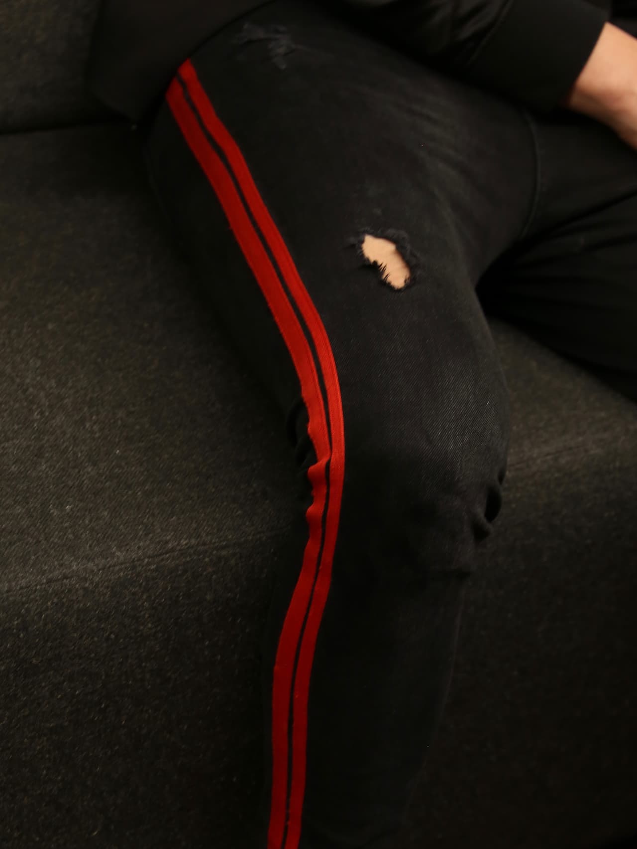 El puertorriqueño es un amante de los pantalones con diferentes diseños, como estos pantalones rasgados y con líneas de color rojo.