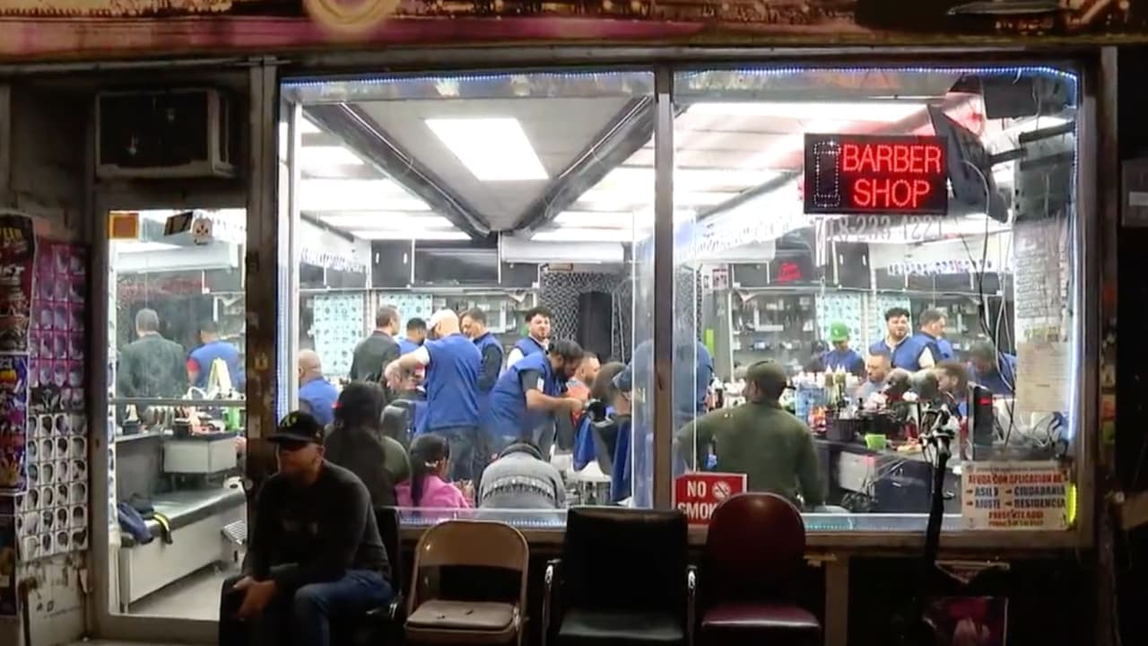 Barberos de Queens enfrentan a sujetos armados en incidente captado en video