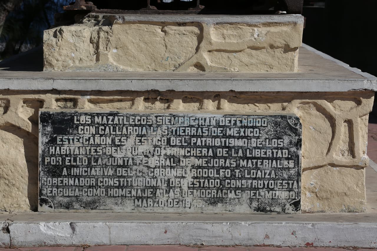 Esta es la placa que se puede encontrar al pie del cañón.