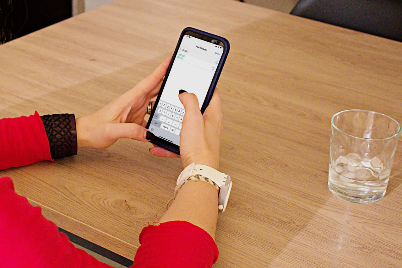 <b>1) Envía la palabra “CONSEJOS” al número 26262.</b> Este mensaje no tiene ningún tipo de costo y te permitirá inscribirte en la mensajería de textos de Univision, que semanalmente te ofrecerá consejos y actividades ideales para practicar con niños entre cero y cinco años de edad.