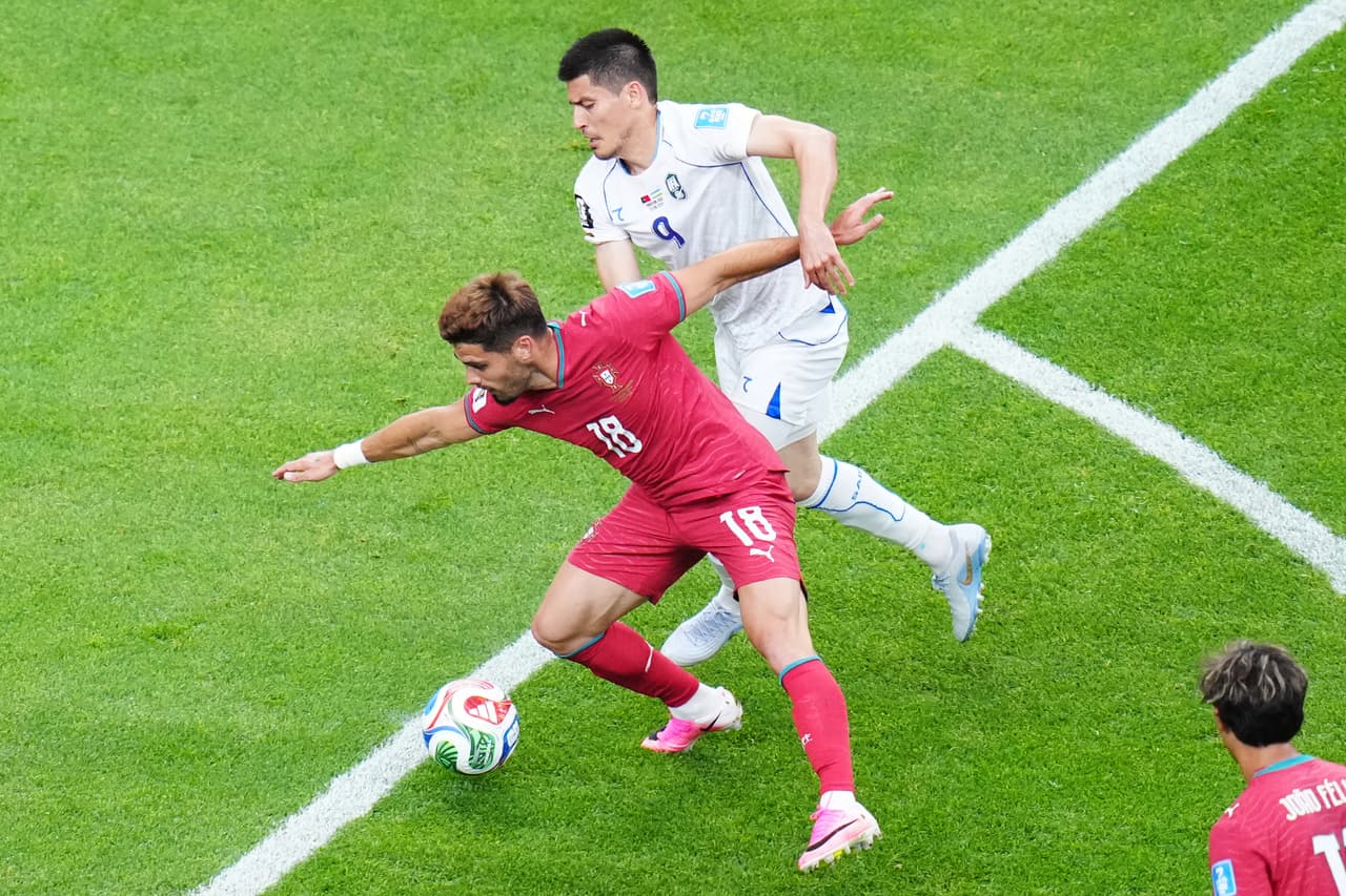 Odiljon Xamrobekov (9) de Uzbekistán y Pedro Neto (18) de Portugal luchan por el balón durante el partido