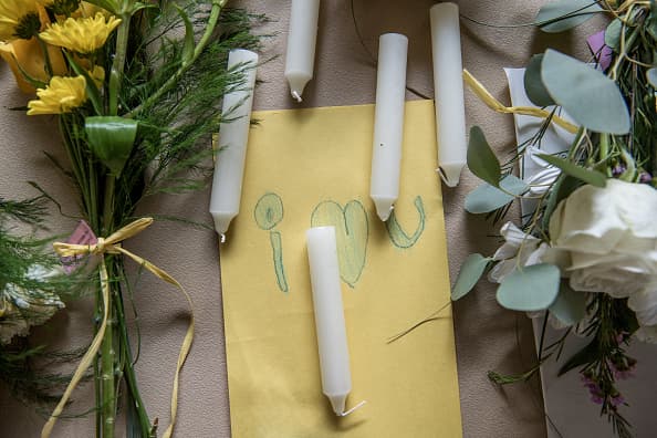 "La Legislatura debería considerar prohibir que los delincuentes juveniles condenados por ciertos delitos violentos compren legalmente armas de fuego."