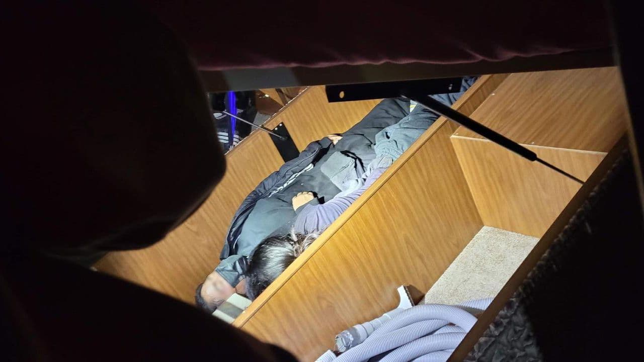 Agentes de la estación de Sonoita detuvieron a un RV en SR-82 y descubrieron a 13 migrantes ocultos en cajas. Como se observa en la foto.