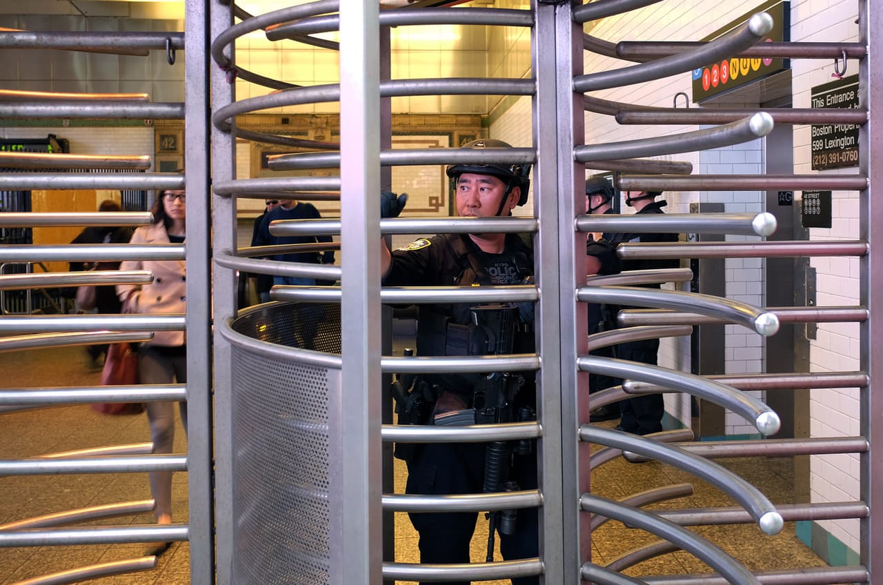 Debido al incremento de la criminalidad en el metro, ahora cada tren será vigilado por un oficial del departamento.