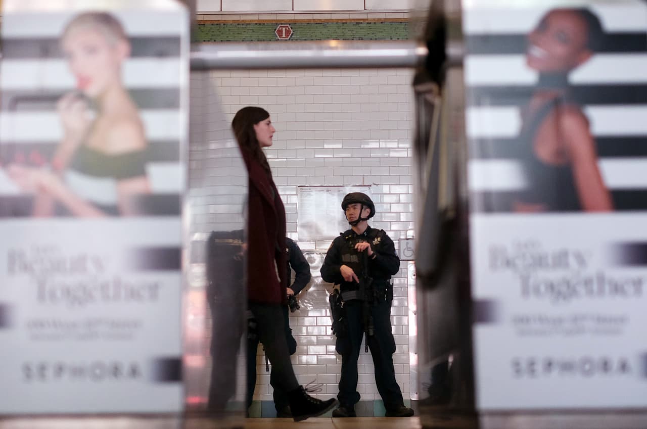 Debido al incremento de la criminalidad en el metro, ahora cada tren será vigilado por un oficial del departamento.