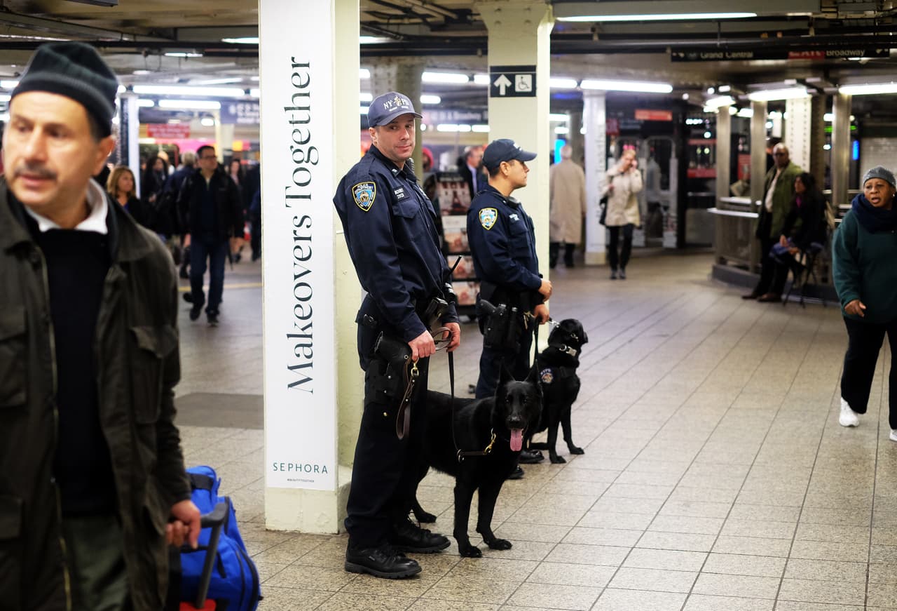 Debido al incremento de la criminalidad en el metro, ahora cada tren será vigilado por un oficial del departamento.