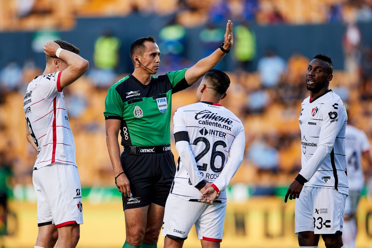 Unas por otras: minutos después de la lesión de González, Atlas cometía una mano en el área y regalaba la pena máxima a Tigres.