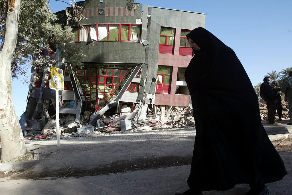 <b>Puesto 3.</b>-
<b><a href="https://www.univision.com/noticias/terremotos/mas-de-400-muertos-y-6-700-heridos-tras-un-fuerte-terremoto-de-73-en-iran-en-una-zona-fronteriza-con-irak">Irán</a></b> es el tercer país más afectado por terremotos. Entre 1900 y 2016 por lo menos se han registrado 106 eventos sismológicos. Las placas tectónicas euroasiática y árabe se encuentran ahí. Su zona sísmica abarca una superficie de 1,000 millas de largo por 250 millas de ancho. A esto se suma que el país cuenta con numerosas zonas de fractura que lo hace más susceptible a fuertes terremotos. En noviembre de 2018 un movimiento telúrico de magnitud 7.3
<a href="https://www.univision.com/noticias/terremotos/mas-de-400-muertos-y-6-700-heridos-tras-un-fuerte-terremoto-de-73-en-iran-en-una-zona-fronteriza-con-irak">causó más de 400 muertes en la frontera entre Irán e Irak</a>.
<br>