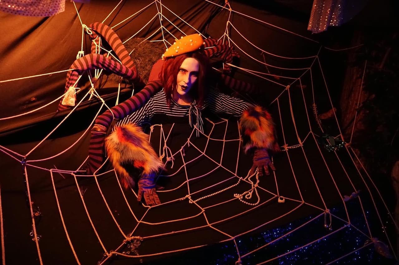 <b><a href="https://hauntedtrailwnc.com/">The Haunted Trail (Asheville)</a></b>. Esta atracción familiar permite a los visitantes caminar por el sendero de Asheville, con sustos proporcionados en el camino a través de actores en vivo y efectos espeluznantes.