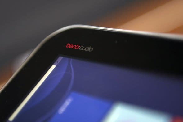 El Samsung tiene una pluma como aditamento especial, sin embargo no está imantada para sostenerse por sí sola.