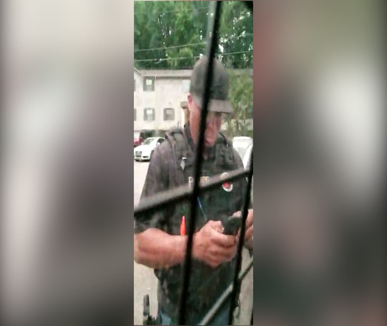 Los oficiales insisten a Martínez y su padre que se bajen del auto. En el video no se escucha que se identifiquen o que expliquen si es a ellos a quienes están buscando.