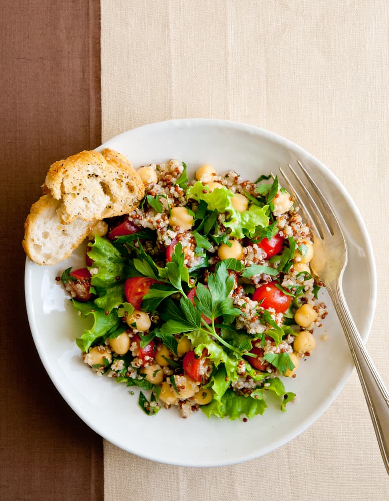 Lo mejor para ella es cocinar quínoa y reserva. Mientras fríe cebolla, ajo y aceite coco, cuando están en su punto añade vegetales como: brócoli, zanahoria, col, semillas de calabaza. El toque final un poco de salsa de tamarindo y listo.