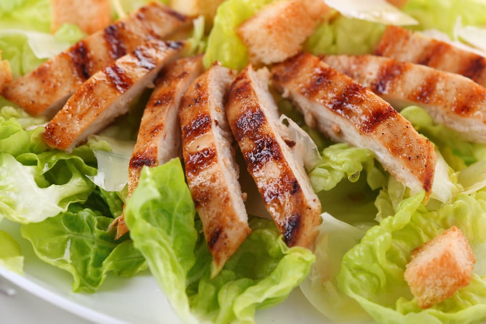 Ella es afecta de comer ensaladas lo suficientemente grandes y agregarle pollo asado. Es ahí donde le consume la mayoría de proteínas.