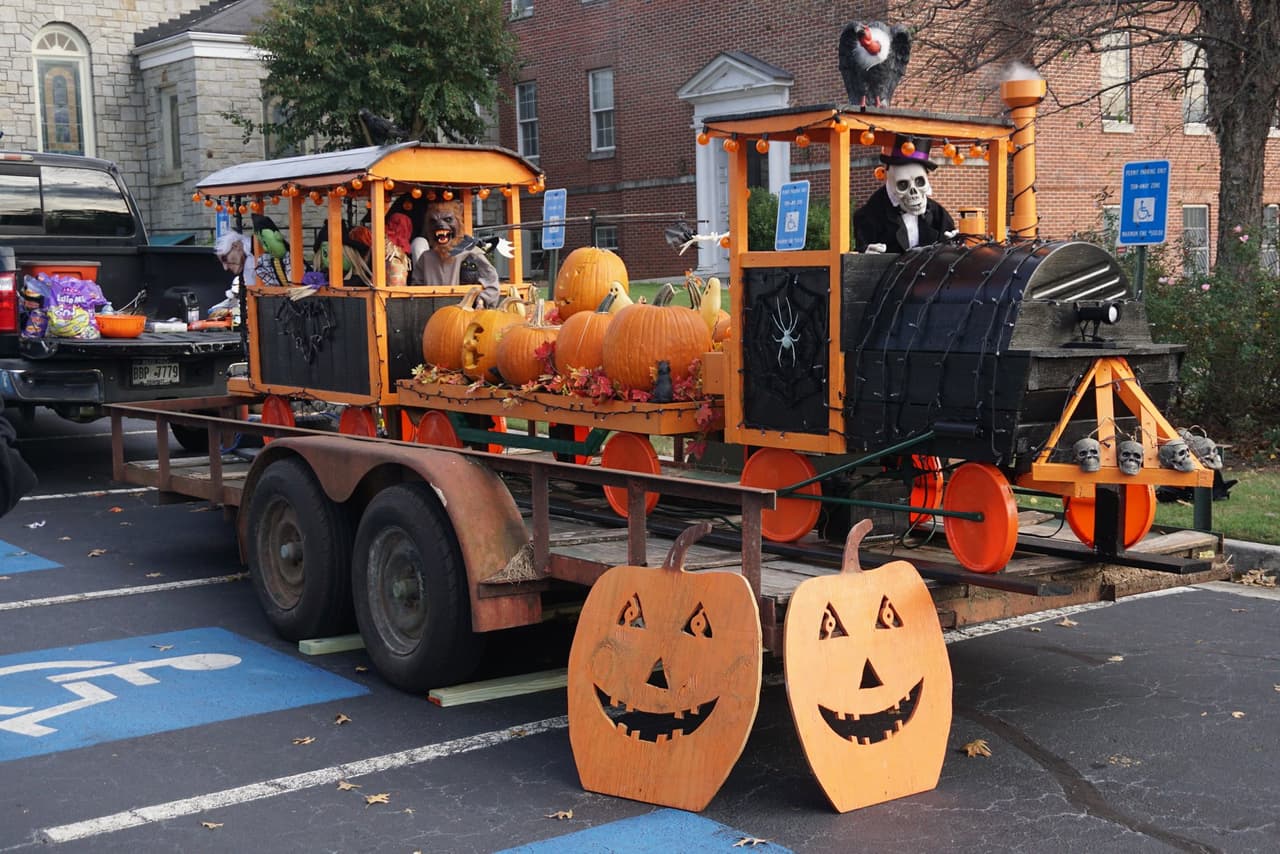<b>Snellville Annual Fall Festival </b>
<br>
<b>Fecha</b>: 14 de octubre
<br>
<b>Lugar</b>: Snellville Towne Green. 2342 Oak Road.
<br>
<b>Sitio web</b>: 
<a href="https://experiencesnellville.com/snellville-fall-festival/">https://experiencesnellville.com/snellville-fall-festival/</a> 
<br>
<br>Haz algunas compras navideñas anticipadas con la amplia variedad de vendedores de artesanías que se alinearán en Oak Road frente al Ayuntamiento y en los numerosos puestos de artesanos que venderán sus artículos hechos a mano en el Centro para personas mayores.