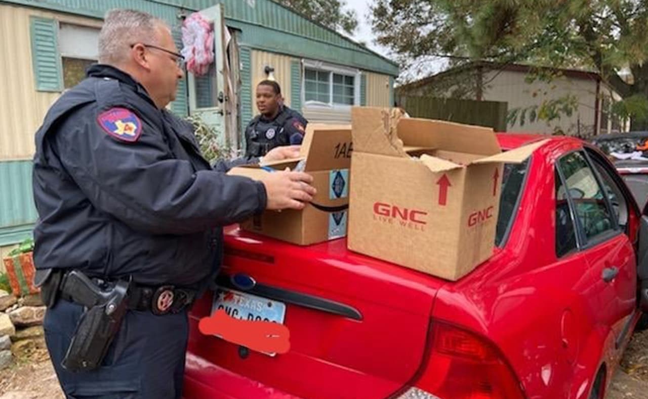 Testigos indicaron que la mujer, que fue identificada como Diana Isabel García, siguió al conductor de un camión de FedEx e iba robando los paquetes conforme el conductor los iba entregando.