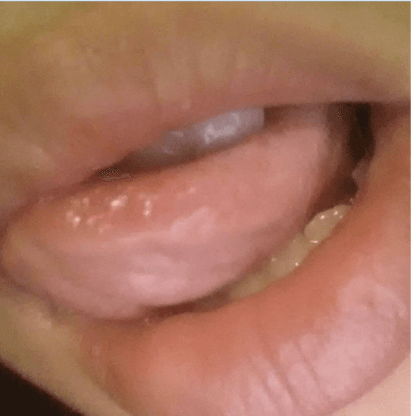 Ella suele subir imágenes muy sugerentes, como esta en la que sólo se ve su boca y lengua.