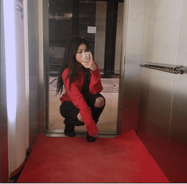 Ella corrobora el hecho de que al músico le gustan chiquitinas, ya que esta belleza tiene apenas 17 años.