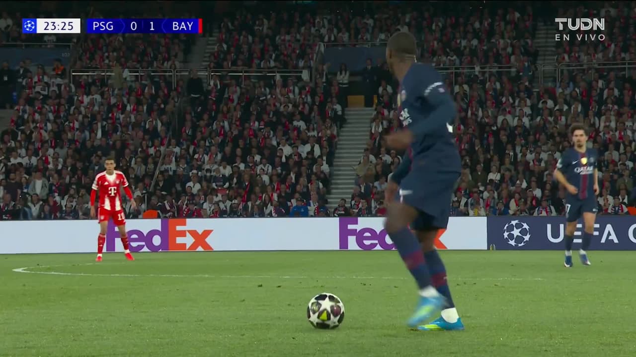 ¡GOL!  anota para Paris Saint-Germain. Khvicha Kvaratskhelia