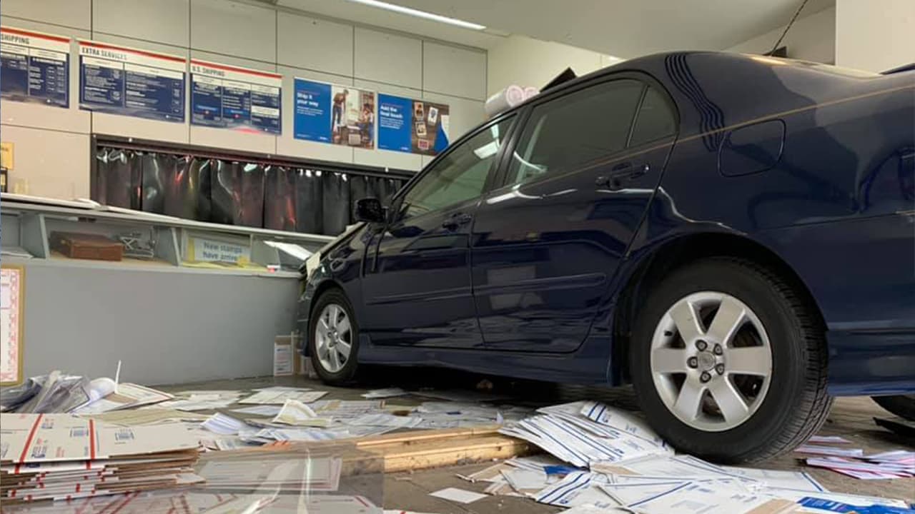 Un muerto y 2 heridos en una oficina de correo postal: La conductora de 82 años presionó el acelerador en vez del freno
