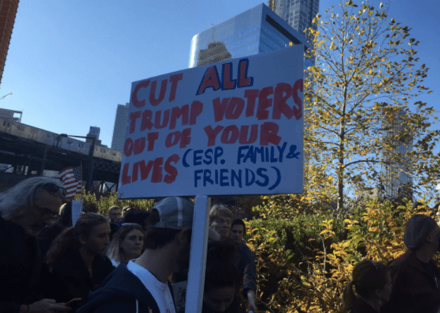 Entre quienes protestaban y pedían amor en Queens, uno exhibía este mensaje: "Saca de tu vida a todos los que votaron por Trump (especialmente, familia y amigos)".