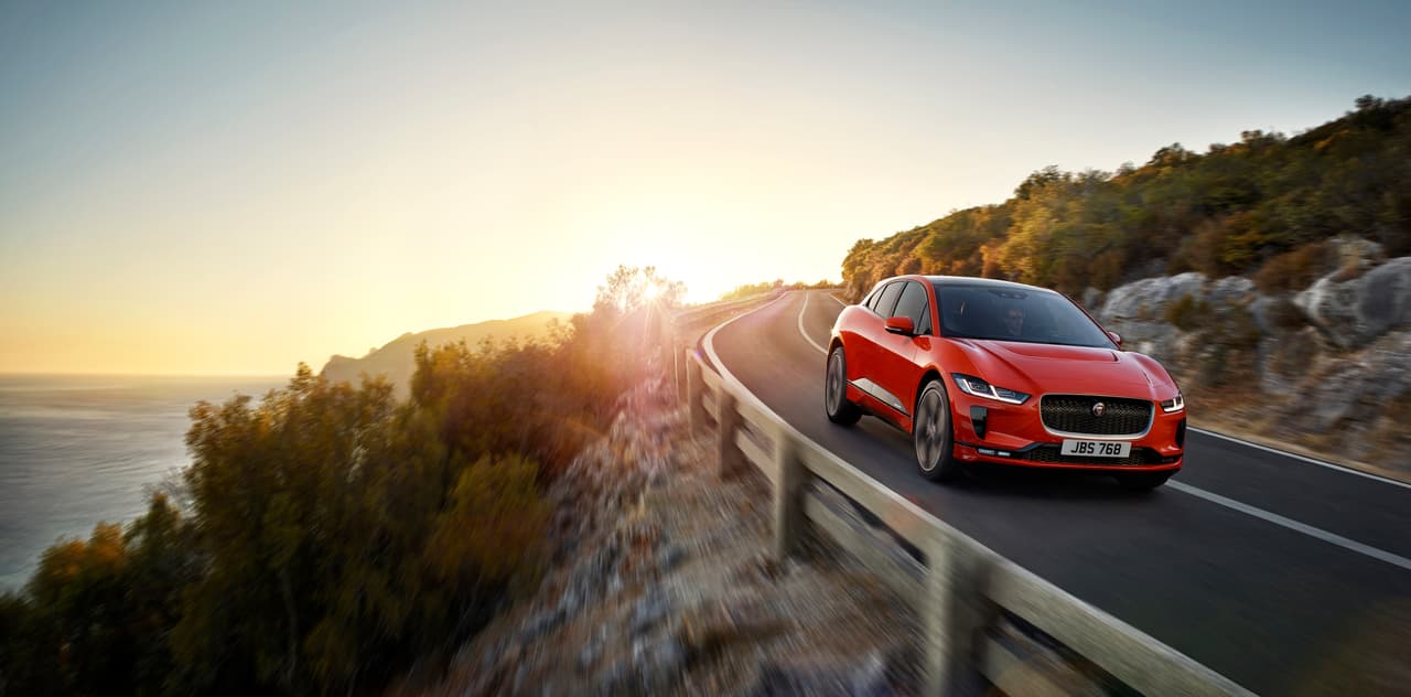 La
<b> I-PACE </b>es el primer modelo de Jaguar 100% eléctrico. Su diseño está basado en el
<a href="https://www.univision.com/noticias/jaguar/c-x75-un-prototipo-super-deportivo-hibrido-sin-igual" target="_blank"> Jaguar C-X75 Concept</a>. Dentro de la familia PACE de Jaguar, la I-PACE será una SUV mediana ubicada entre las F-PACE y E-PACE.