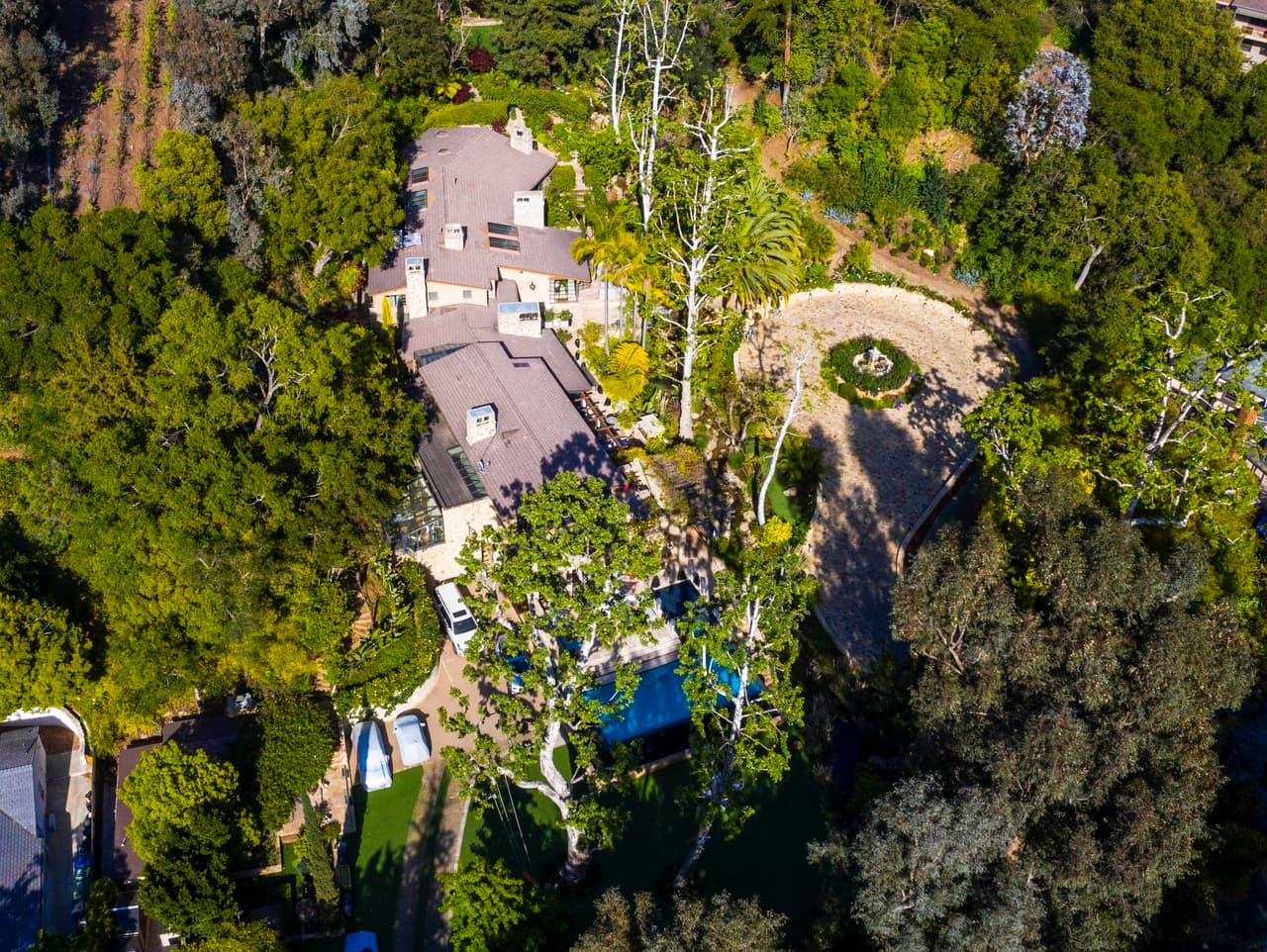 JLo vivió en esta casa junto a 
<b><a href="https://www.univision.com/famosos/jlo-marc-anthony-hijos-max-y-emme-pelicula-selena" target="_blank">sus hijos Emme y Max</a></b> mientras mantuvo su romance con Ben Affleck. Ellos se casaron en julio pasado.