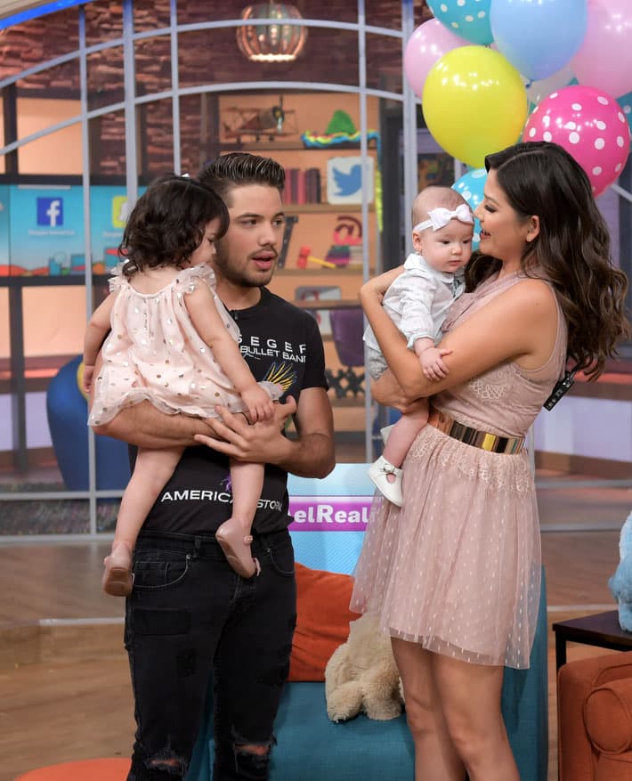 Parece que Ana ya está practicando para darle un compañerito de juegos a su princesa.