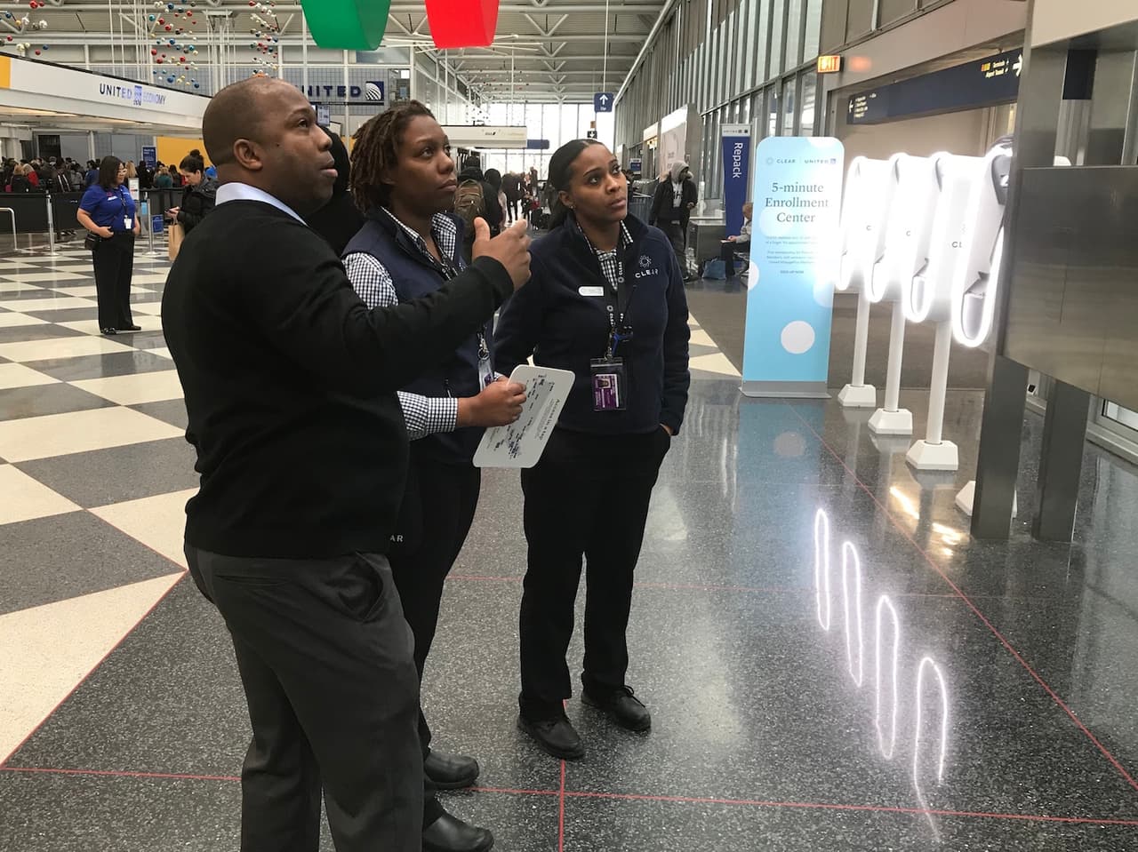 Se
<a href="https://www.univision.com/local/chicago-wgbo/durante-uno-de-los-dias-de-mas-trafico-y-vuelos-del-ano-nos-esperan-lluvias-y-fuertes-vientos-en-chicago">estima</a> que alrededor de dos millones de personas transiten por terminales aéreas en Chicago en estas fechas. En Estados Unidos, alrededor de 55 millones de personas viajan para visitar a su familia.