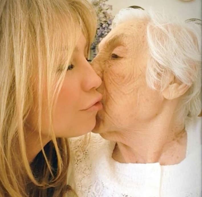 Se dice que Thalía envía una cantidad mensual para la manutención de su abuela, aunque la cantante nunca ha hablado al respecto.