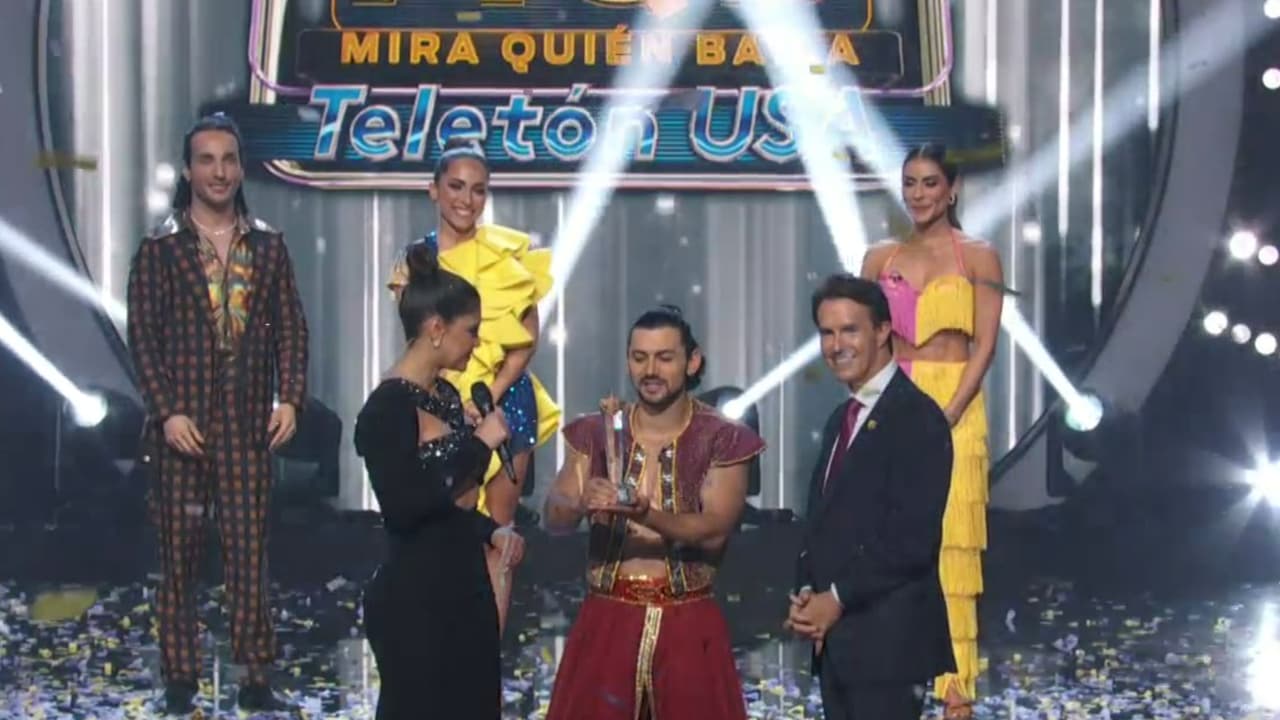El gran ganador de la noche fue Miguel Martínez, quien recibió un trofeo especial de parte de Fernando Landeros, presidente de la Fundación TeletonUSA.