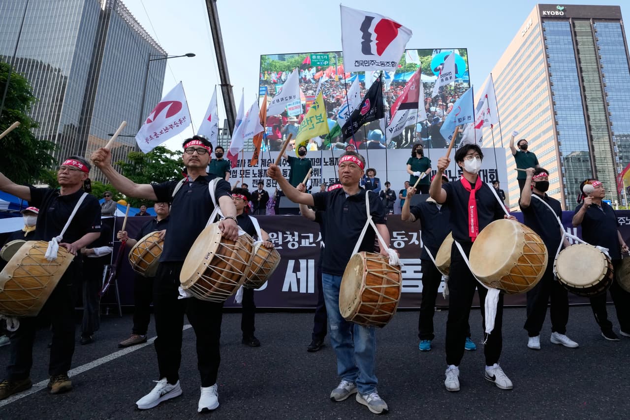 Miembros de la Confederación Coreana de Sindicatos corean consignas durante una manifestación el Primero de Mayo en Seúl, Corea del Sur.