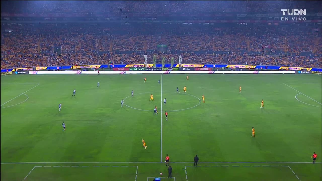 Arranca el partido y la pelota está en juego.