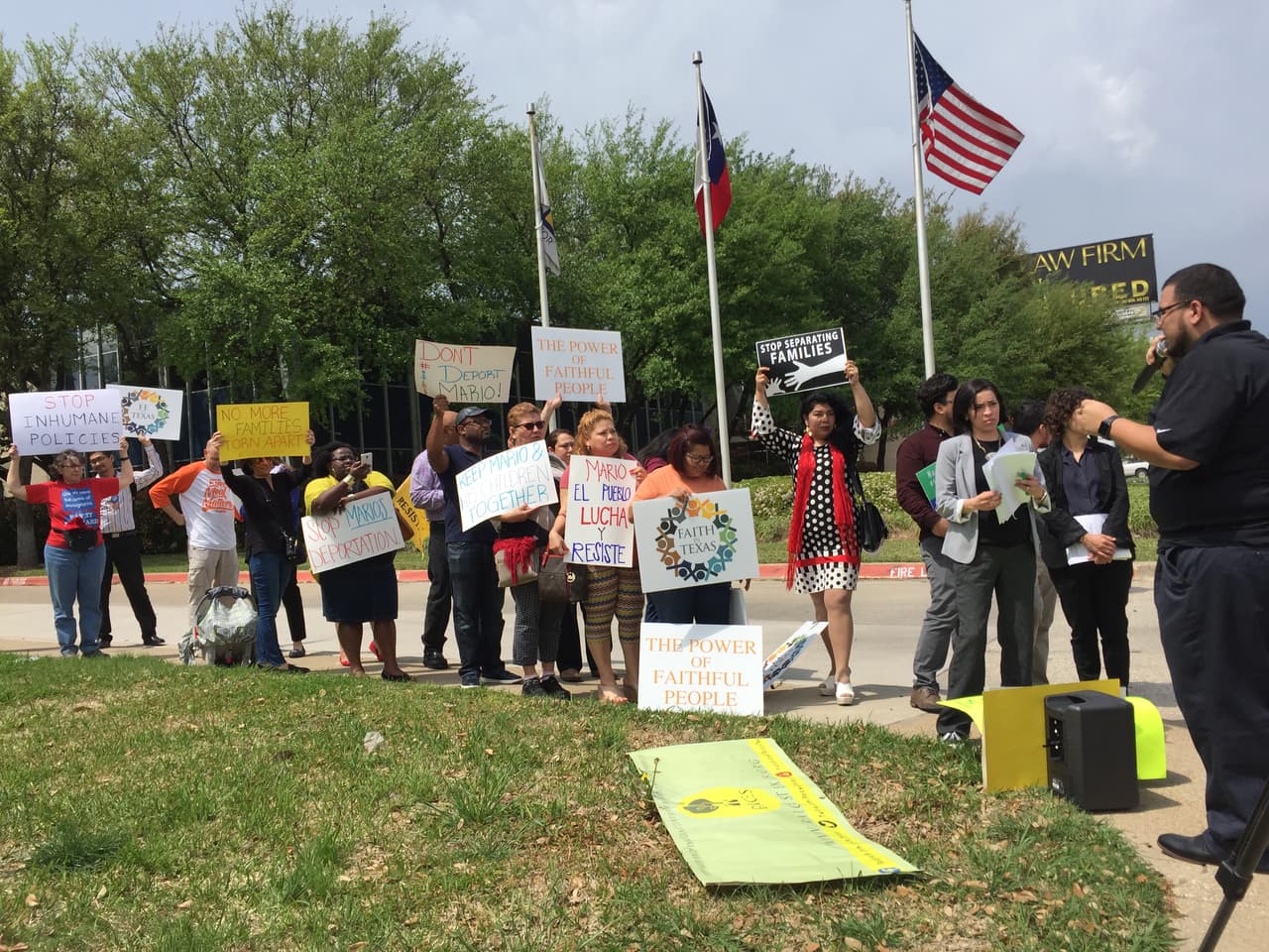 Amaya fue descrito como un hombre religioso y dedicado a su familia.