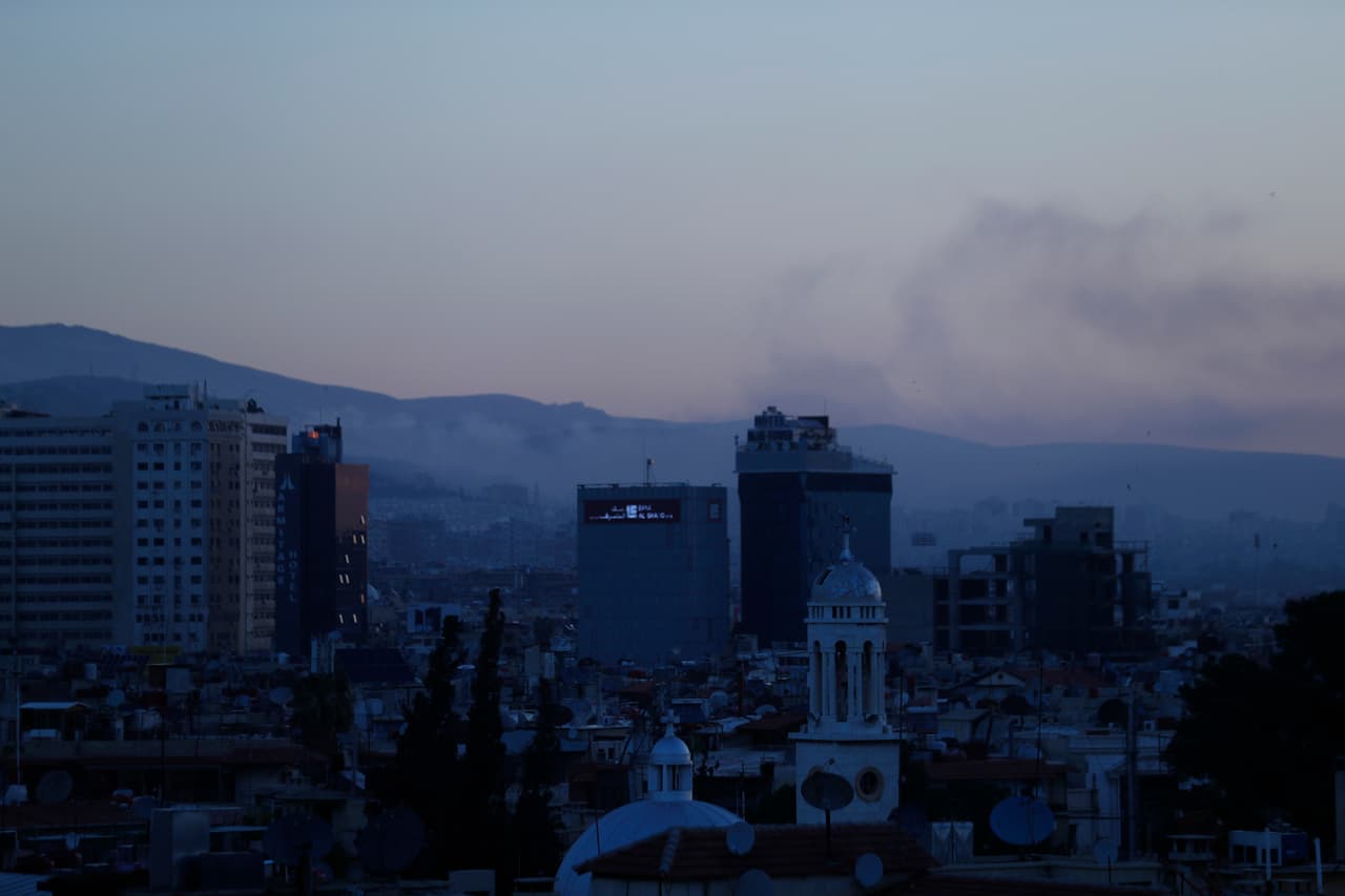 Nubes de humo sobre la capital de Siria, Damasco, después del ataque de la coalición entre EEUU, Reino Unido y Francia.
