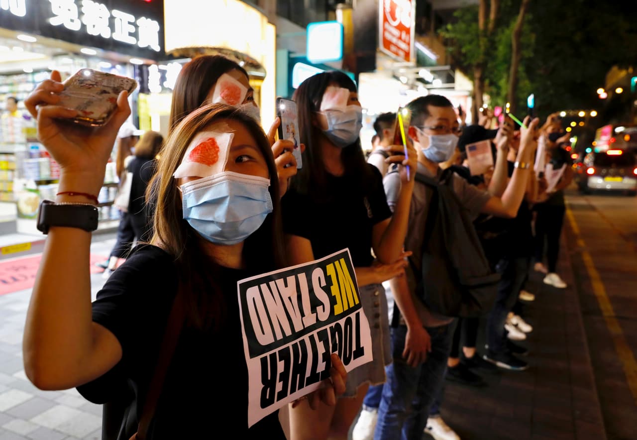 Muchos de los manifestantes de Hong Kong llevaban parches en honor de una mujer que perdió un ojo en medio de la represión de una protesta realizada dos semanas atrás.