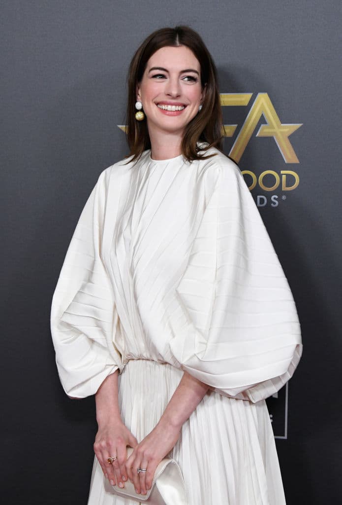 Al ver que la vida en la Tierra está llegando a su fin, un grupo de exploradores dirigidos por el piloto Cooper y la científica Amelia emprende una misión que puede ser la más importante de la historia de la humanidad: viajar más allá de nuestra galaxia para descubrir algún planeta en otra que pueda garantizar el futuro de la raza humana.
<br>