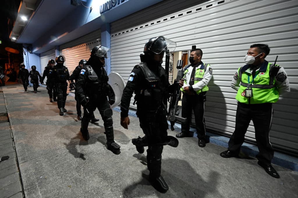 Aunque 
<b>inicialmente se mantuvieron expectantes</b>, tras la evacuación del personal del Congreso las fuerzas antimotines lograron repeler a los manifestantes y controlar el área.