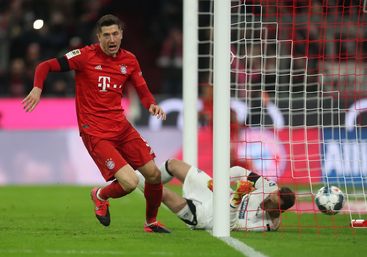 Robert Lewandowski autor de doblete en el triunfo de su equipo ante Paderborn.