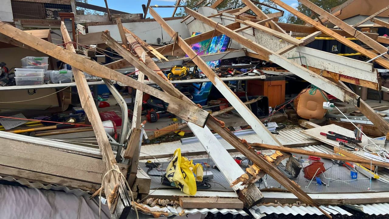 County Flea Market no es solo un espacio comercial, sino también un lugar donde 
<b>la gente se reúne para encontrar productos nuevos y usados a precios accesibles</b>. Desde adornos navideños por un dólar hasta electrodomésticos con grandes descuentos, 
<b>el mercado se llena especialmente los fines de semana, cuando cientos de personas lo visitan entre las 8:00 a. m. y las 5:00 p. m.</b>