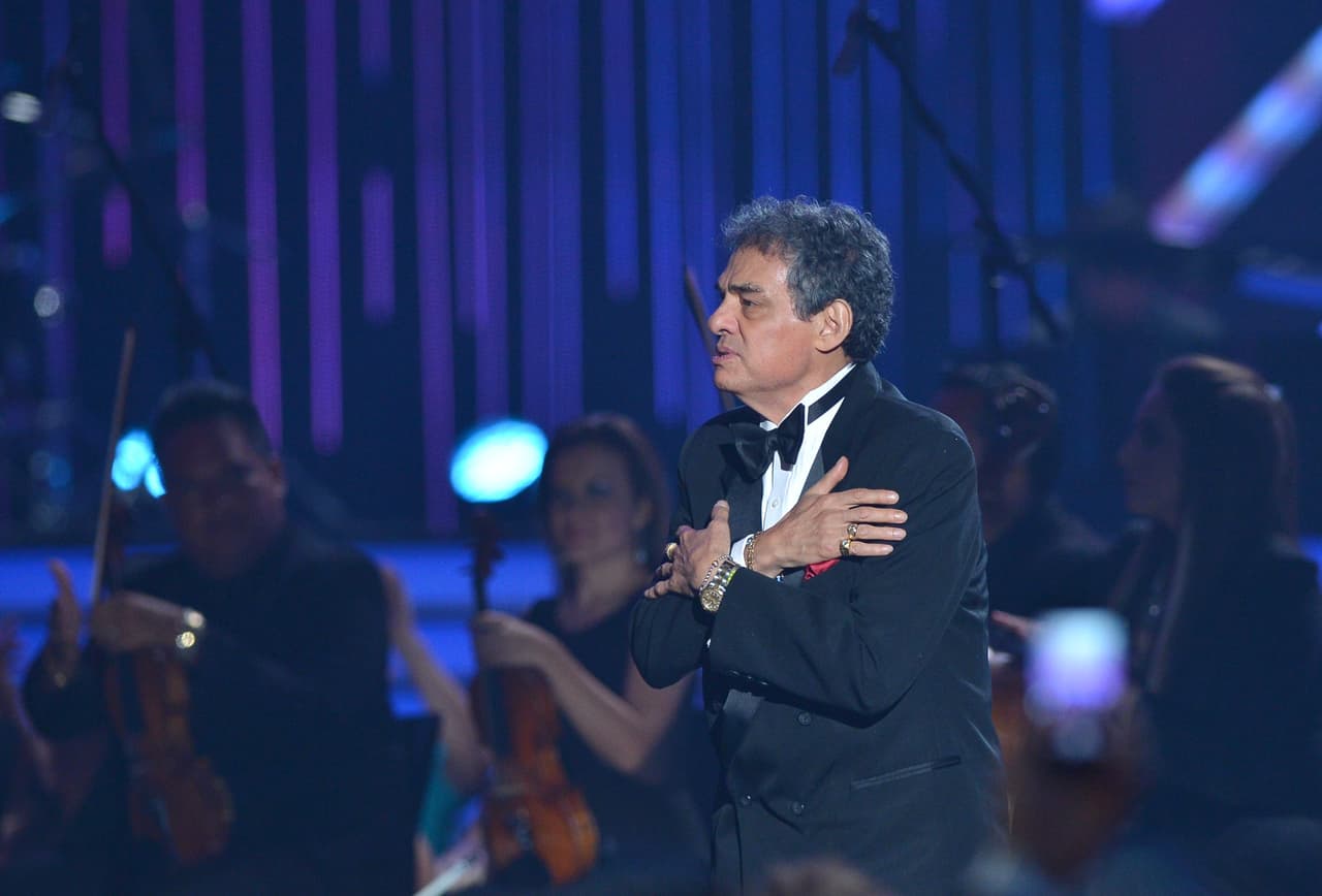 José José recibe un homenaje más durante los premios Billboard 2013 en Miami. Para reconocerlo estuvieron presentes Ana Bárbara y el productor Emilio Estefan.