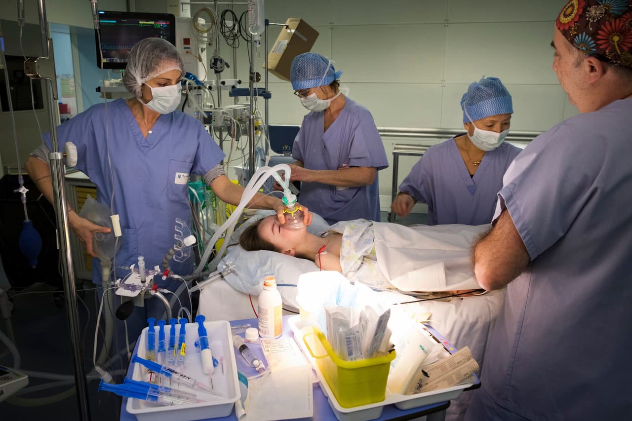 <b>En el puesto número dos se encuentra Anestesistas </b>/ Anesthesiologists. El salario medio anual es de 
<b>$247,530</b>. 
<br>
<br>Este trabajo es muy valorado en Houston, pero no tanto en Nueva York $237,380 y en Los Ángeles ni siquiera entra en el top 20.
<br>