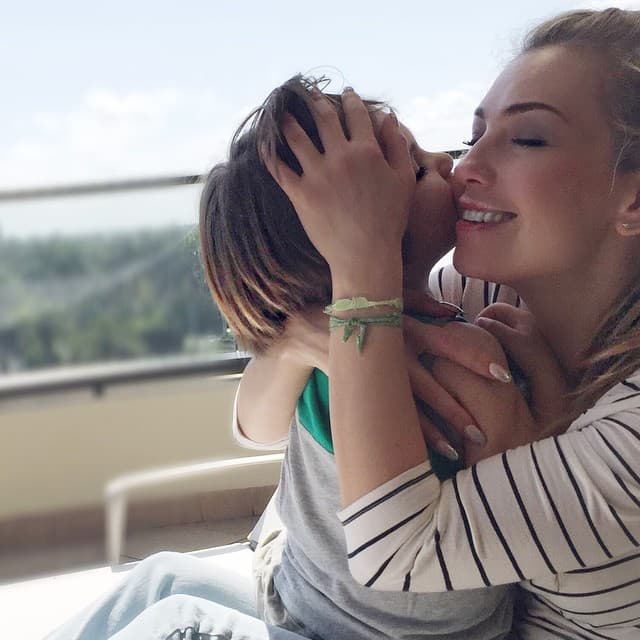 La siguiente mamá guapa tiene que ser Thalía, una estrella incanzable.