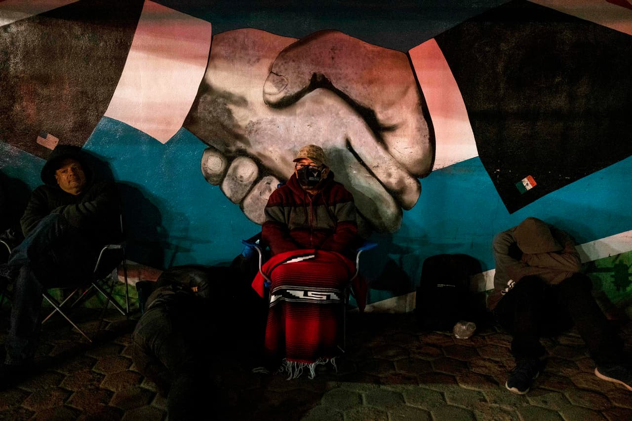 La disminución de las horas de operación en el puerto de entrada por las restricciones para prevenir la propagación del covid-19, ha obligado a los viajeros que de deben cruzan la frontera a tomar medidas para atender sus trabajos y negocios. 
<br>